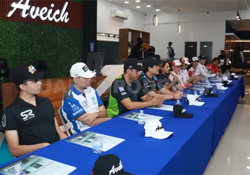 Pilotos se declaran listos para la acción en la pista Pilotos se declaran listos para la acción en la pista