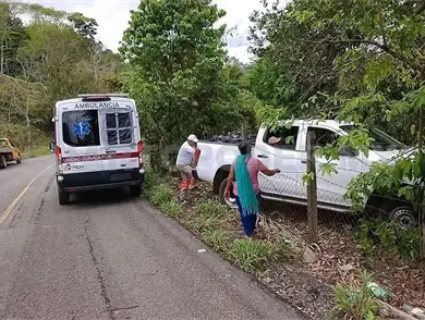 Acaba en la maleza al perder el control Acaba en la maleza al perder el control