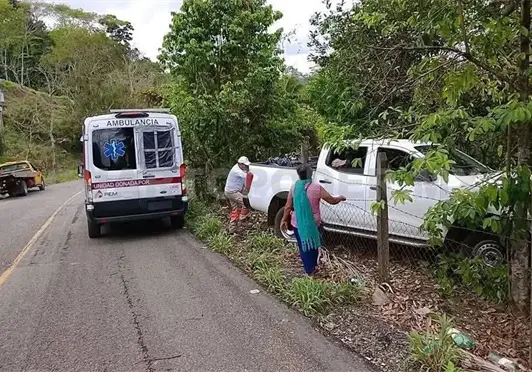Acaba en la maleza al perder el control Acaba en la maleza al perder el control