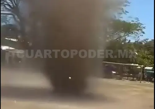 Se forma tornado de arena en campo de futbol Se forma tornado de arena en campo de futbol