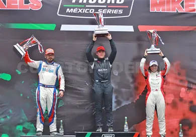 Victoria &eacute;pica para Novelo