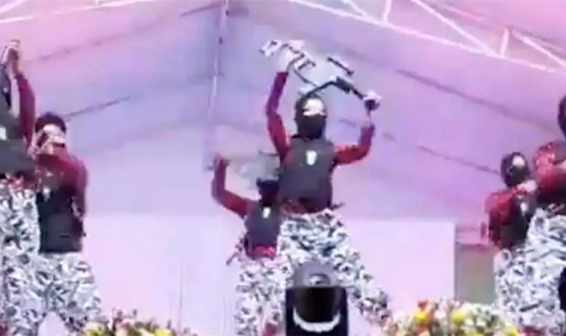 Cesan a director y maestro tras polémica coreografía