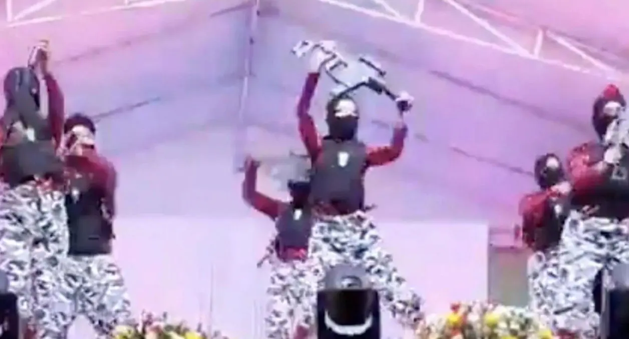 Cesan a director y maestro tras polémica coreografía