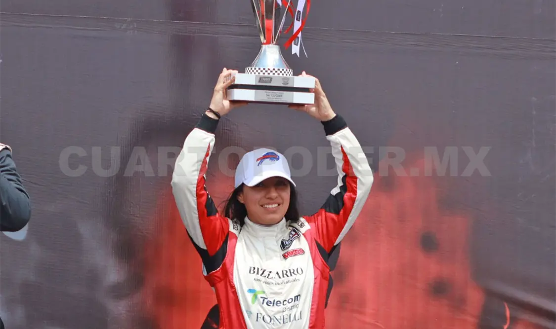 Valeria Aranda celebró su tercer lugar en el podio tras intensa competencia en el Súper Óvalo Chiapas. Cortesía