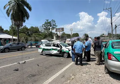 Trata de incorporarse y provoca fuerte colisi&oacute;n