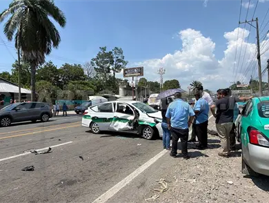 Trata de incorporarse y provoca fuerte colisi&oacute;n