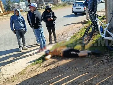 Encuentran a ciclista sin vida en carretera