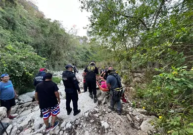 Lo rescatan de profundo barranco de 15 metros