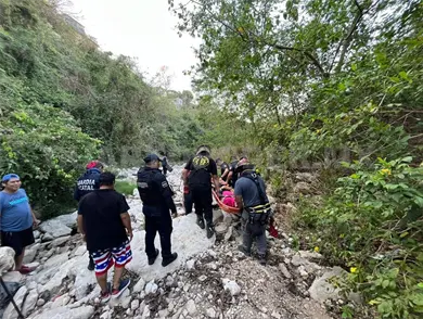 Lo rescatan de profundo barranco de 15 metros