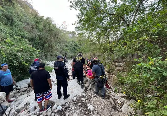Lo rescatan de profundo barranco de 15 metros Lo rescatan de profundo barranco de 15 metros