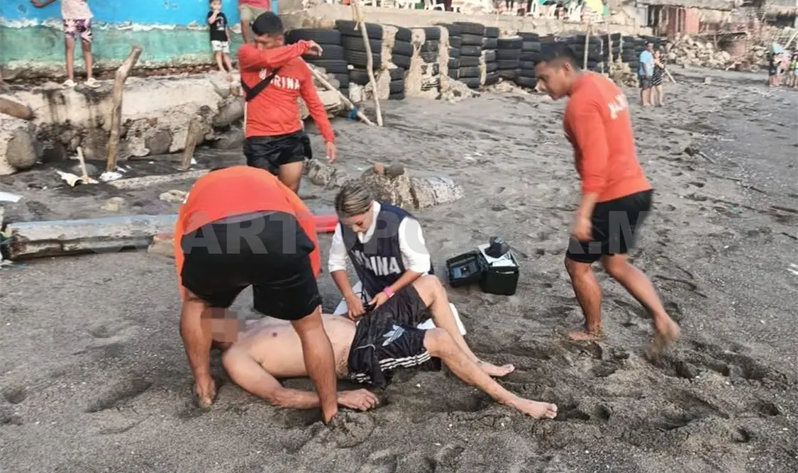 En playa San Benito, dos personas por poco pierden la vida. Rafael Victorio / CP