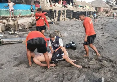 Marina rescata a dos a punto de ahogarse