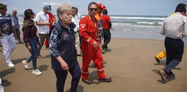 B&aacute;rcena supervisa limpieza en Veracruz tras derrame