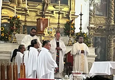 Obispo de SCLC y sacerdotes realizan misa crismal