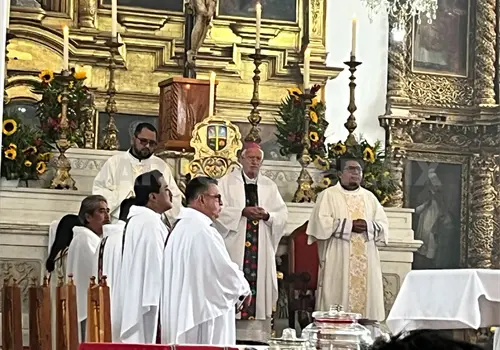 Obispo de SCLC y sacerdotes realizan misa crismal Obispo de SCLC y sacerdotes realizan misa crismal