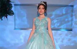 Majo celebra entre flores Majo celebra entre flores