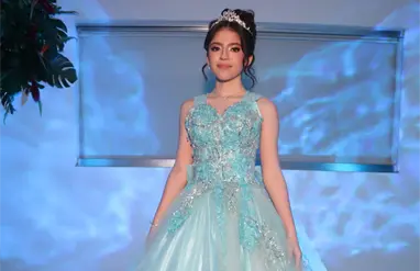 Majo celebra entre flores