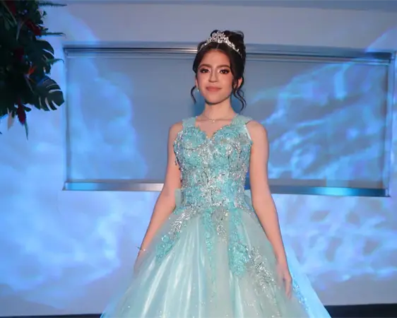 Majo celebra entre flores