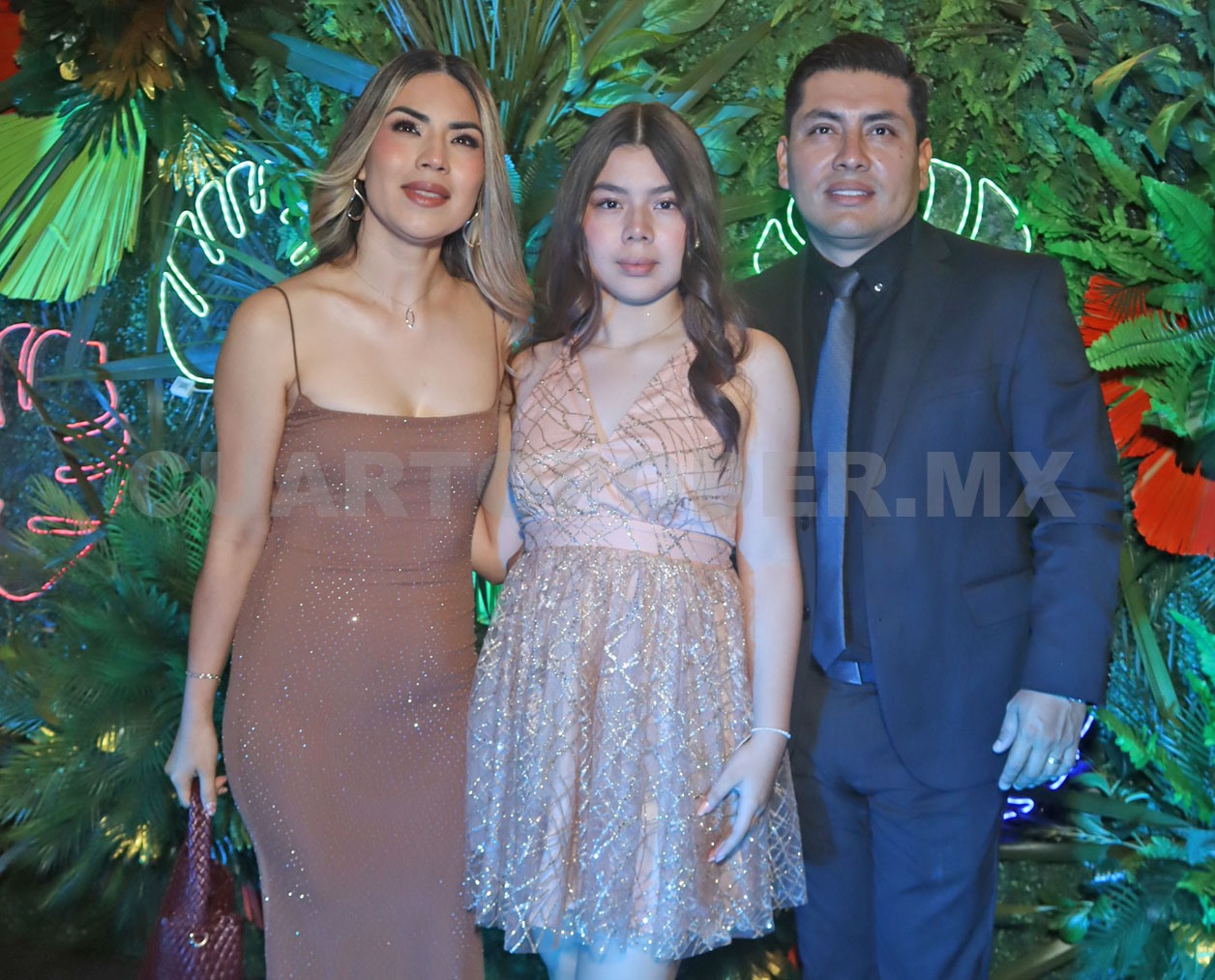 Majo celebra entre flores