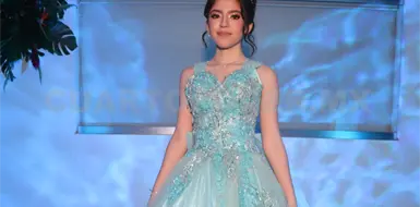 Majo celebra entre flores Majo celebra entre flores