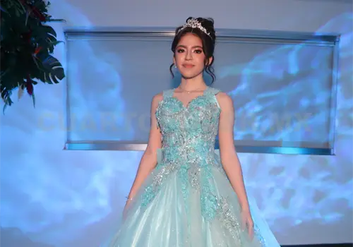 Majo celebra entre flores Majo celebra entre flores