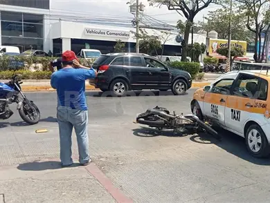 Queda golpeado por corte de circulación de taxi Queda golpeado por corte de circulación de taxi