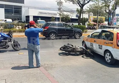 Queda golpeado por corte de circulación de taxi Queda golpeado por corte de circulación de taxi
