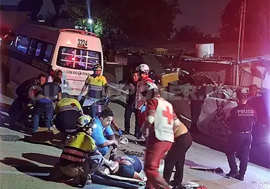 J&oacute;venes motoristas sufren fuerte percance