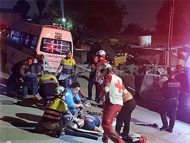 Jóvenes motoristas sufren fuerte percance Jóvenes motoristas sufren fuerte percance