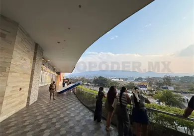 Derriban vientos anuncio en centro comercial