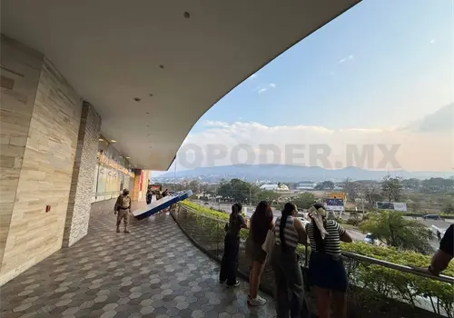 Derriban vientos anuncio en centro comercial