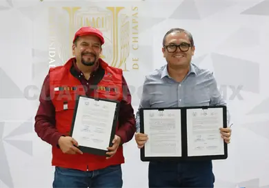 Signan convenio para mejorar acceso a servicios m&eacute;dicos