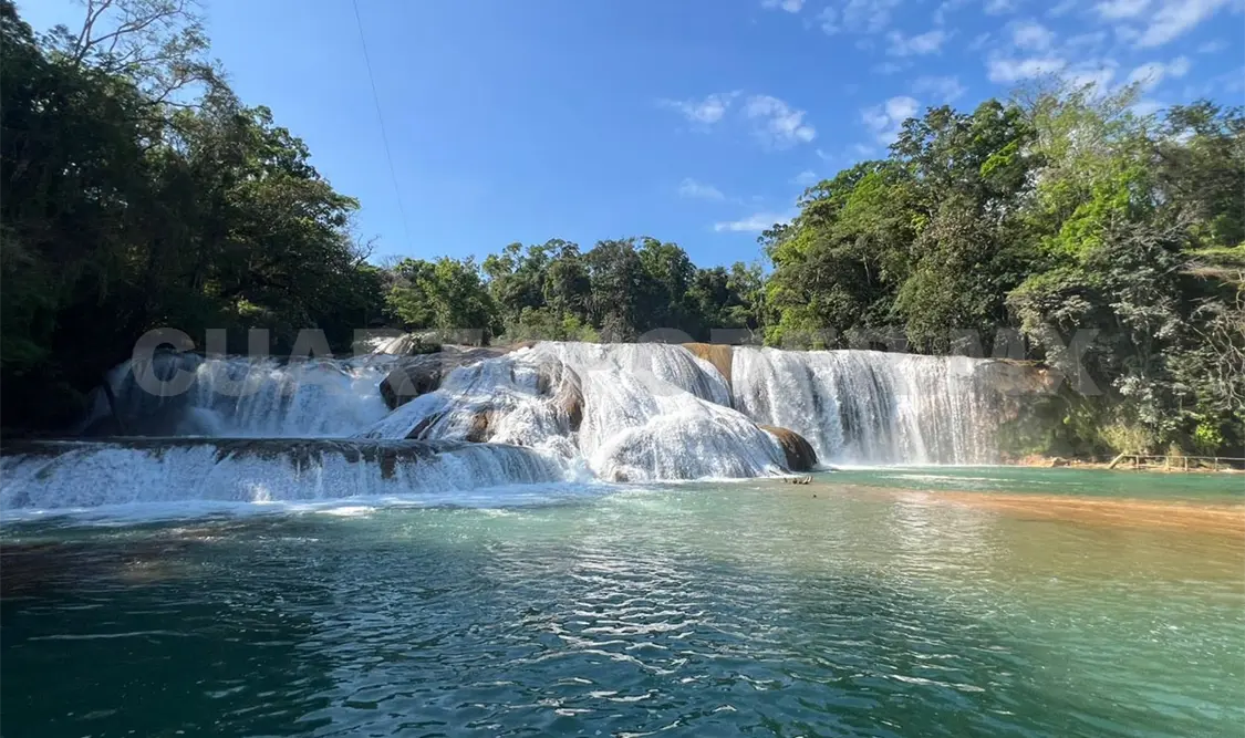 Aspecto de las majestuosas caídas de agua en Cascadas de Agua Azul. CP
