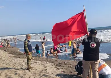 Alertan por oleaje y medusas en playas
