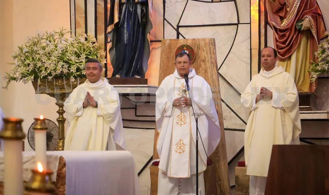 El obispo exhortó a los feligreses a vivir en comunidad, a fortalecer la familia, a ser solidarios y ayudar a quienes lo necesiten. Rafael Victorio / CP