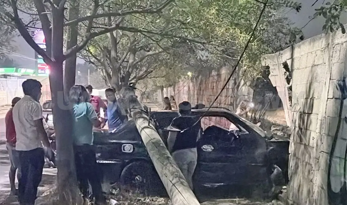 El Jetta primero subió a la banqueta, arrolló al peatón, tiró un poste y por último se estrelló en una barda. Ulises Villalobos / CP