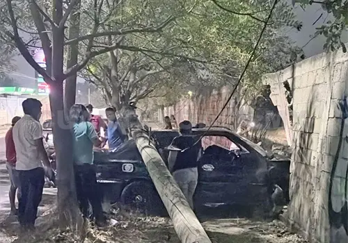 Automóvil se sube a la acera y mata a peatón Automóvil se sube a la acera y mata a peatón