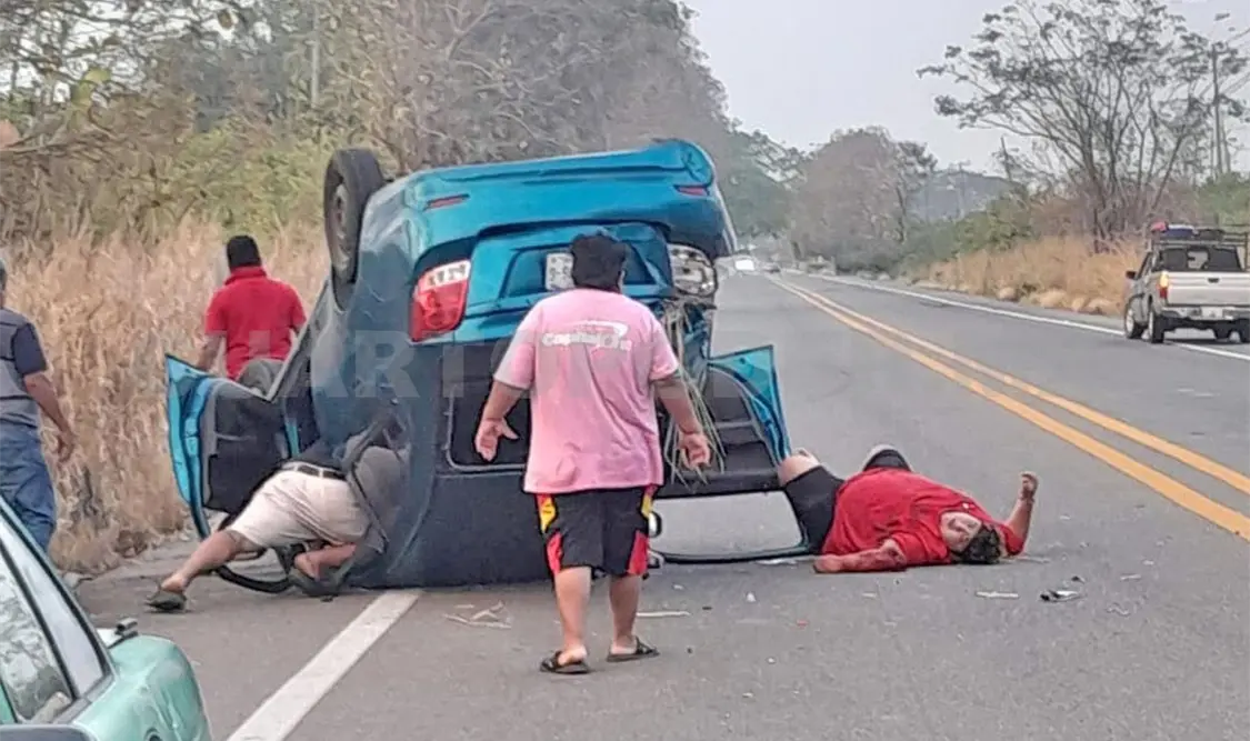En uno de los percances un automóvil volcó, al parecer porque la persona que manejaba dormitó. Rafael Victorio / CP
