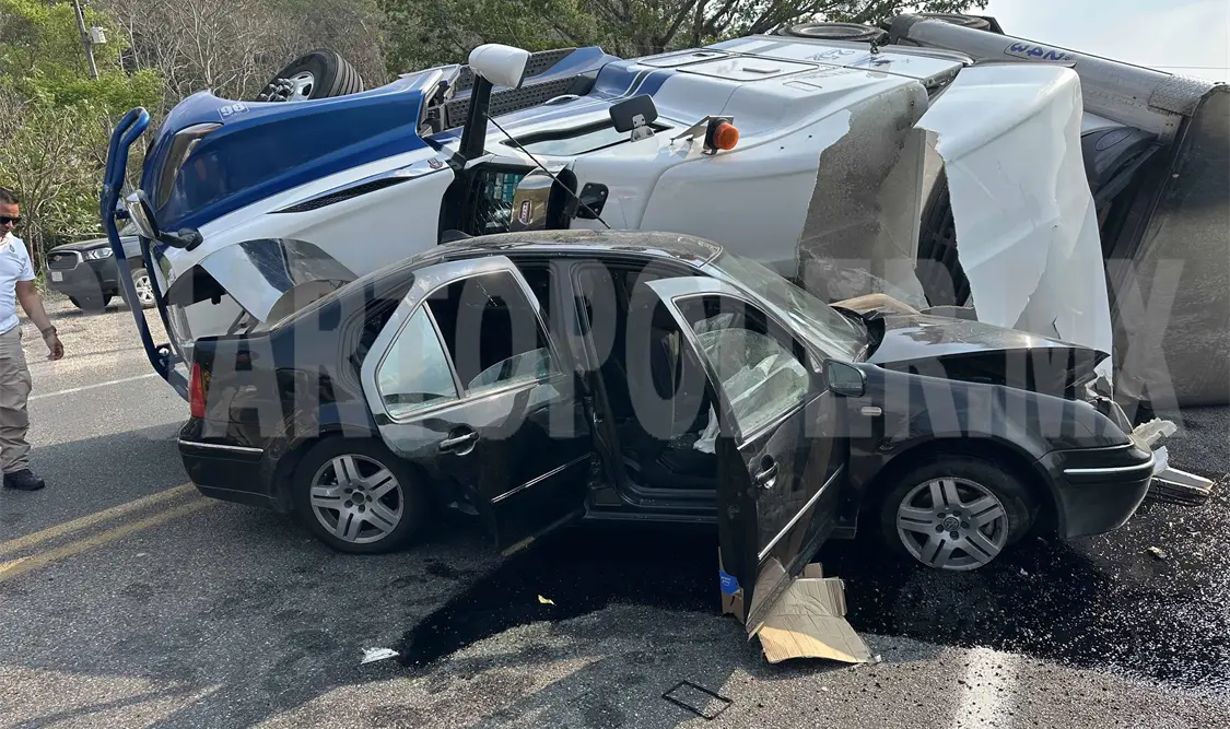 Vuelca e impacta a un Jetta; tres lesionados