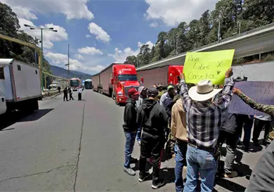 Realizan bloqueos en 12 estados