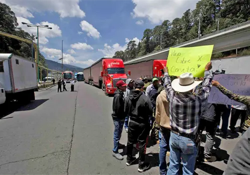 Realizan bloqueos en 12 estados