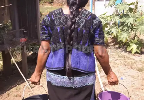 Mujeres caminan 30 minutos para recolectar agua