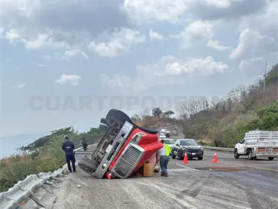 Chocan en autopista; tres heridos, el saldo