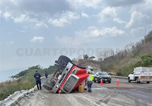 Chocan en autopista; tres heridos, el saldo