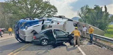 Vuelca e impacta a un Jetta; hubo tres lesionados
