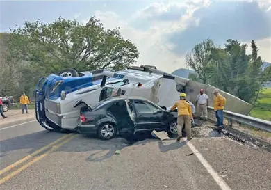 Vuelca e impacta a un Jetta; hubo tres lesionados
