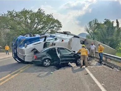 Vuelca e impacta a un Jetta; hubo tres lesionados