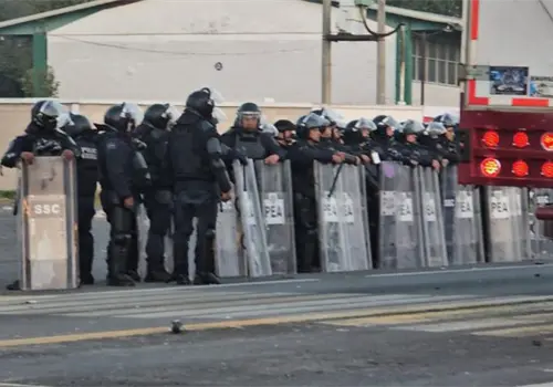 Transportistas suspenden bloqueos tras "represi&oacute;n"