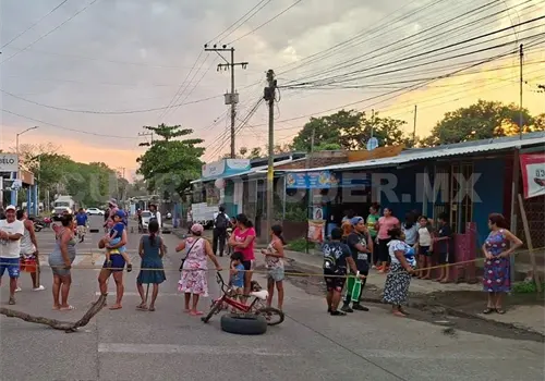 Por falta de luz bloquean bulevar Akishino