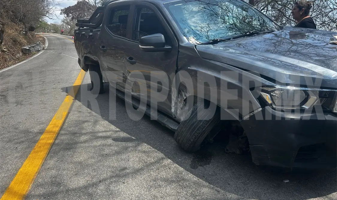 Les cae una roca y casi se desbarrancan